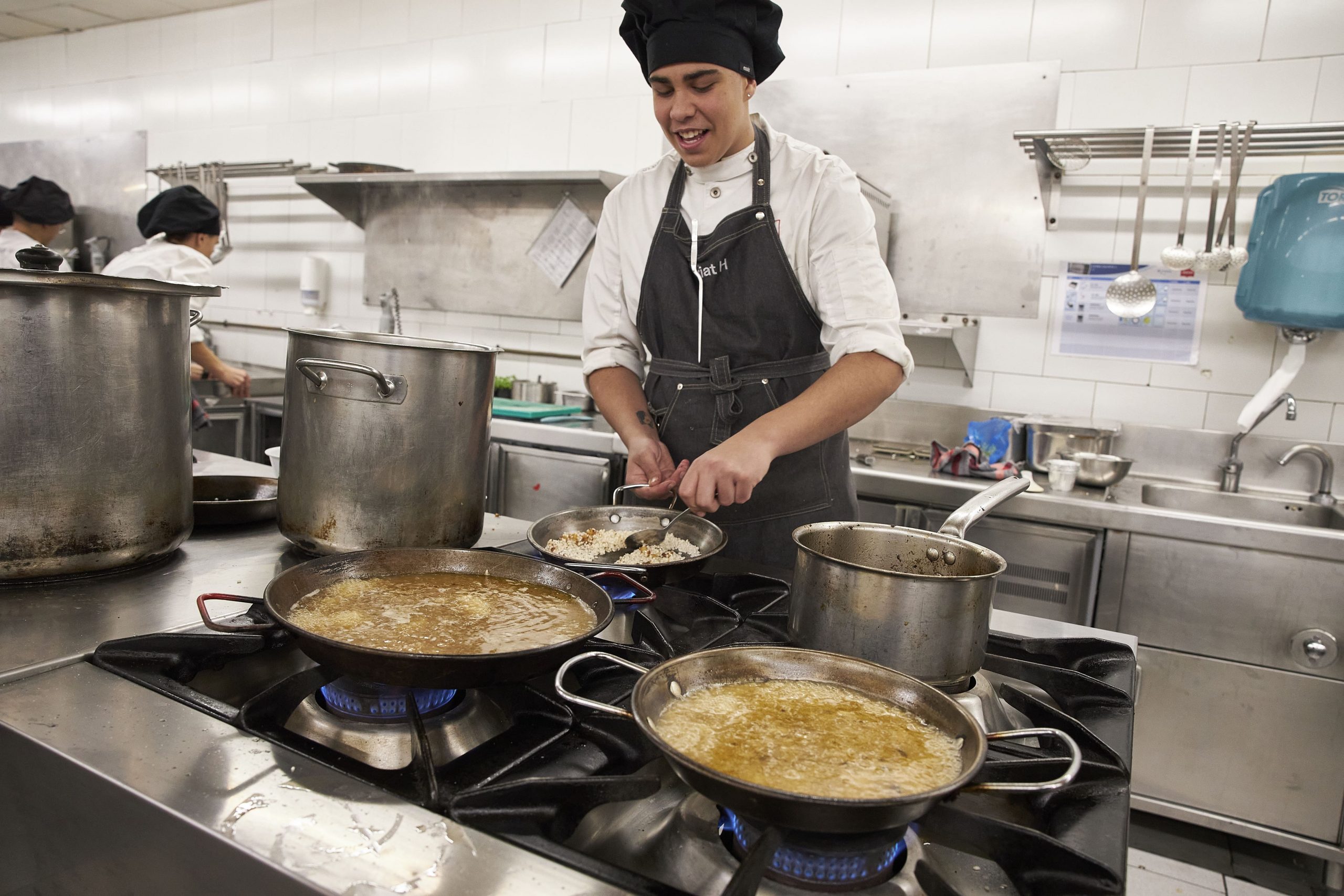 Estudiante preparando paella en restaurante de Joviat