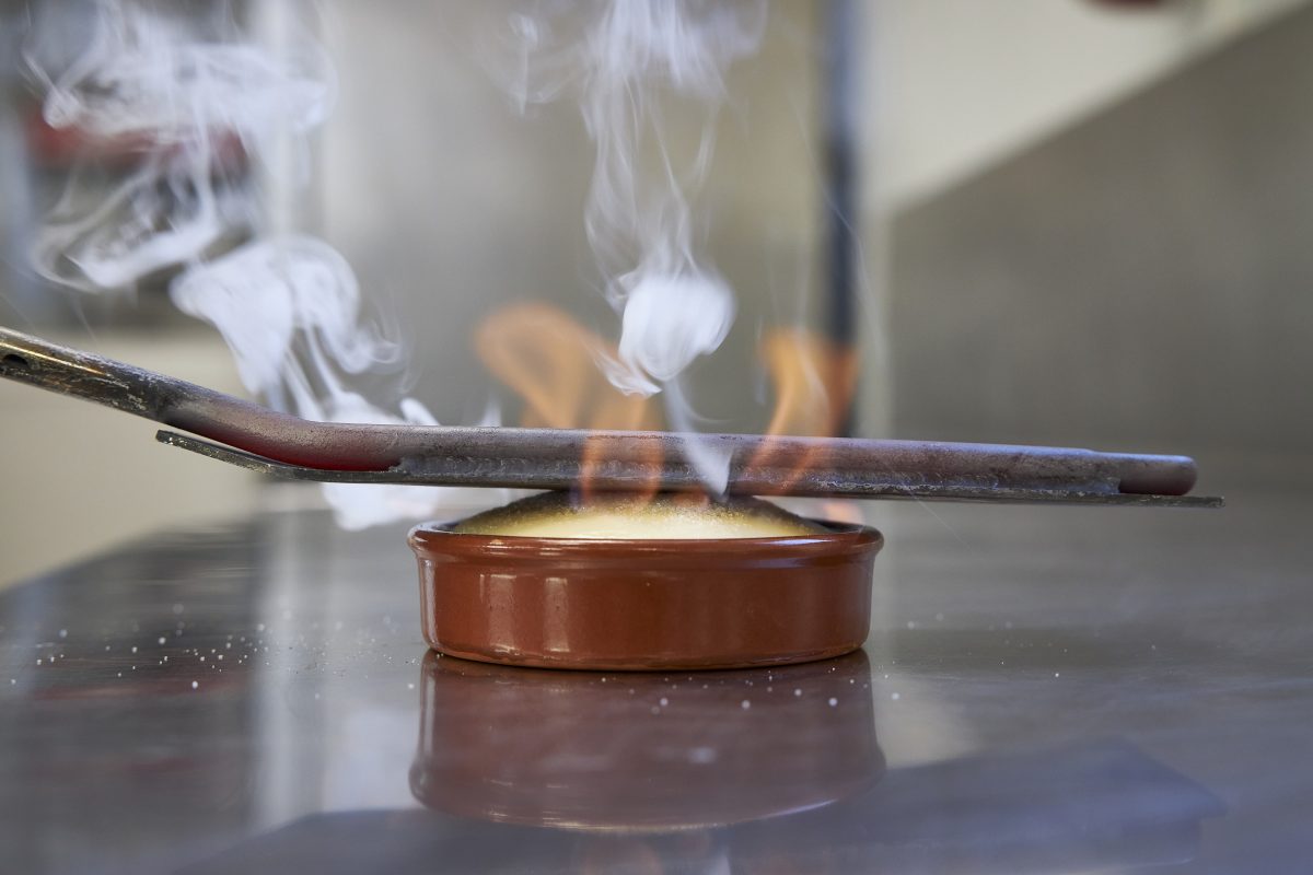 Burning the sugar of the Catalan cream