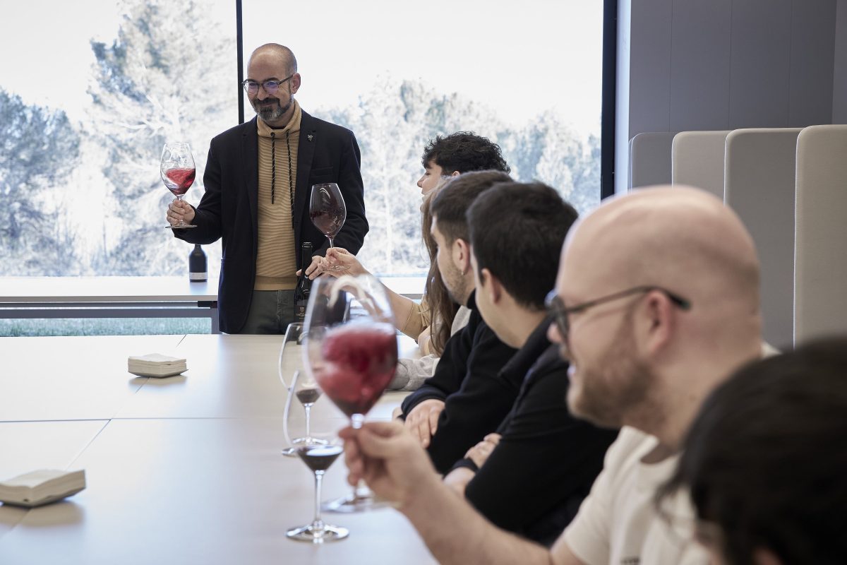 Josep Pelegrín teaching wine tasting class in Oller del Mas